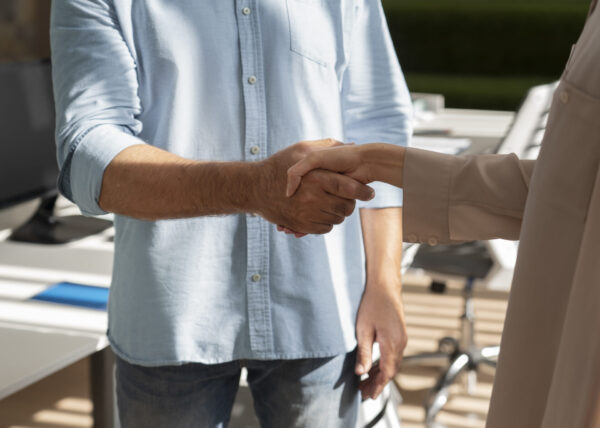 labor union members working together - Del Caos a la Escalabilidad. El Salto Profesional que tu Negocio necesita hoy