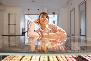 Inicio 2 79 thoughtful young young woman choosing pastries - Inicio 2