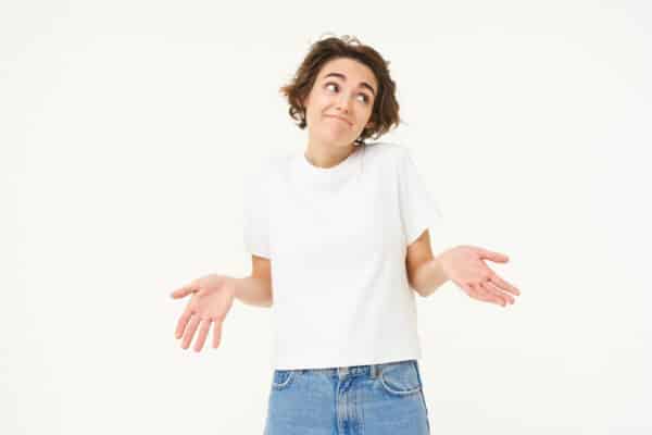 portrait woman spreads hands sideways shrugs shoulders looks clueless dont know stands 1 - Atención al cliente por WhatsApp Automatizada: El Secreto Definitivo para Vender 24/7 (Sin Ser Esclavo del Celular)